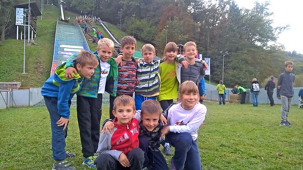 Ekipa SK Pok (z leve stojijo): Marko Polanc, Tilen Likar, Jaka
Leban, Enej Komjanc, Ela Krapež, Teo Krivec; čepijo: Andraž
Velikonja, Mark Štrancar in Zala Likar; manjkata: Jure Polanc
in Enej Žižmond.