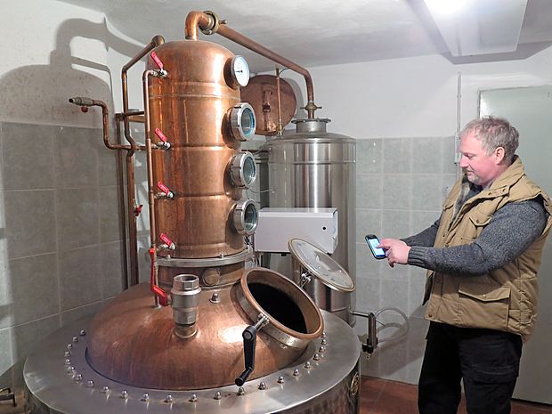 Ivo Šuc iz Pliskovice je eden redkih pridelovalcev likerjev na Krasu, ki je svoj zeliščni liker
registriral tudi kot blagovno znamko, kuhanje žganja pa posodobil tako, da kotel “prižiga” kar
z mobitelom.