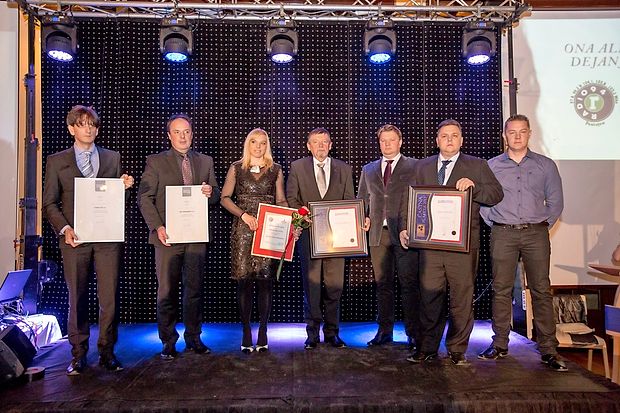 Nagrajenci Radia 94 za leto 2016: Andreja Sterle Podobnik ter predstavniki podjetij Plama-pur iz Podgrada, Oro met iz Neverk,
Menard RA iz Logatca ter Marinčič iz Zagorja.