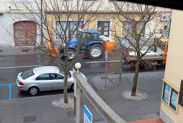 Tako smo po 9. uri po Partizanski cesti v Sežani ujeli tovornjak
Cestnega podjetja Koper, ki skrbi za državne ceste, in traktor
Komunalno stanovanjskega podjetja Sežana, ki skrbi za
občinske.