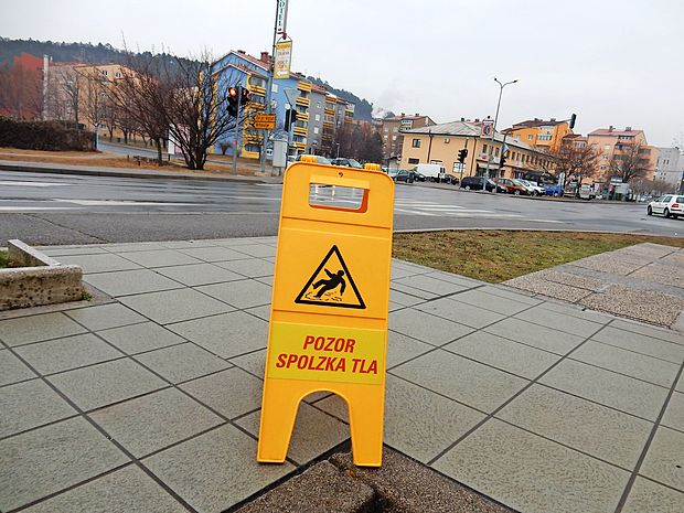 Napis “spolzka tla” je bil danes najpogostejša tabla v Sežani.
Ne zaman, saj so bila tla res gladka.