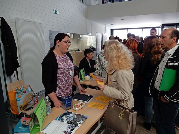 Teja Glažar (levo) iz kadrovske službe podjetja Oro orodjarna
je med iskalci zaposlitve iskala CNC operaterja in programerja.