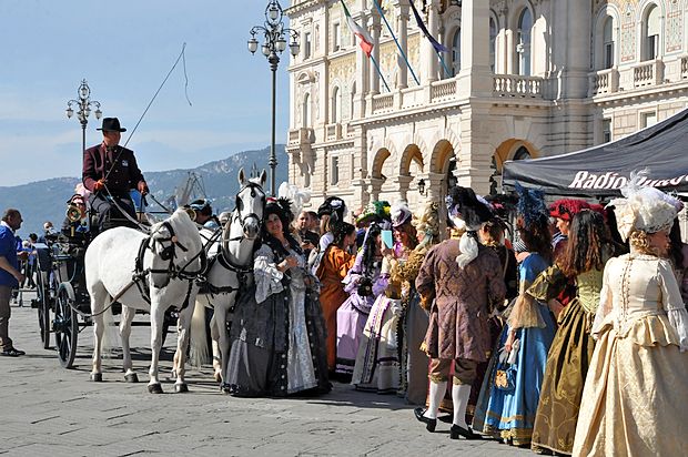 Obdobje habsburške monarhije so predstavili tudi primerno
oblečeni gospodje in dame.