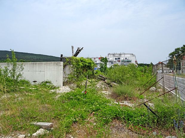 Tako neurejen in zaraščen je uvoz v podzemno garažo, ki bo
v sklopu nedokončane soseske Brinje, naprodaj na javni
dražbi.