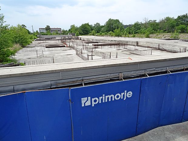 Pogled na gradbeni plato, kjer je nameraval Stavbenik
zgradili še kakih 130 stanovanj. Zdaj stečajni upravitelj
podjetja išče nove investitorje.