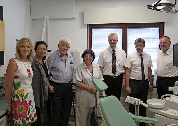 Odprtja bro bono zdravstvene ambulante so se veselili:
Patricija Može iz Centra za socialno delo Postojna, Tereza
Novak iz Slovenske filantropije, Aleksander Doplihar iz bro
bono ambulante v Ljubljani, Anica Mikuš Kos iz Slovenske
filantropije, župan občine Pivka Robert Smrdelj, župan
občine Postojna Igor Maretnič in pobudnik bro bono zdravstvene ambulante v Matenji vasi Želimir Božič.