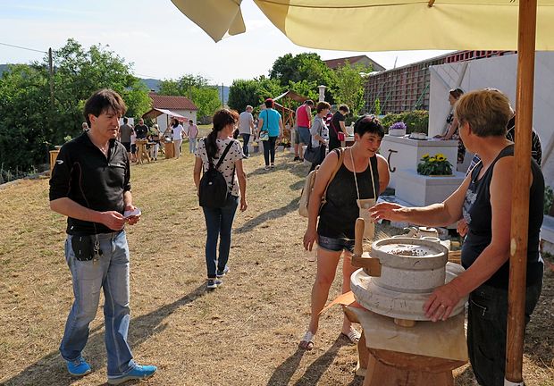 Festival kamna je pomemben, saj ne združuje le obrtnikov in
podjetij, ki se ukvarjajo s kamnom, ter oblikovalcev, ampak si
njihovo delo lahko ogledajo tudi potencialni kupci.