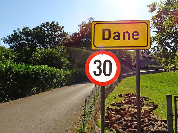 Zaradi ozkih cest v strnjenem naselju ni omejena le hitrost
vožnje skozi Dane pri Sežani, pač pa tudi gradnja hiš.