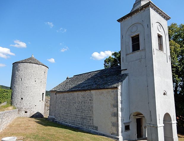 Cerkev Žalostne Matere Božje v Dolenji vasi je pokrita s
kamnitimi skrlami. Skupaj z obrambnim stolpom je lepa in
zanimiva kulturna dediščina, vredna turističnega obiska.