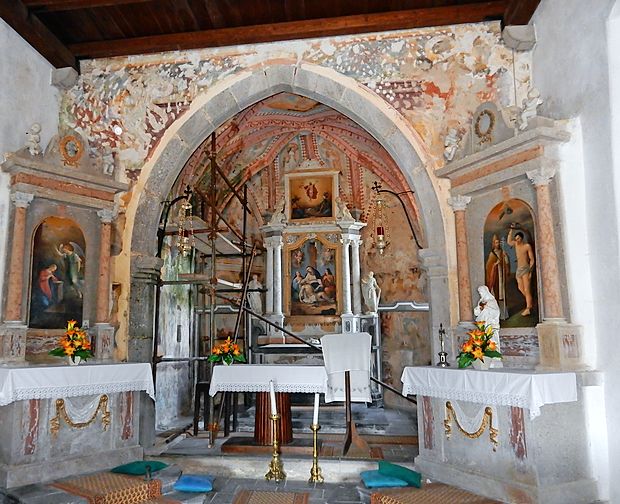 Tudi slavoločno steno med cerkveno ladjo in prezbiterijem
krasi kvalitetna poslikava iz približno leta 1500.