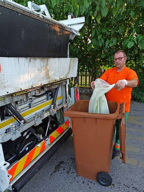 Erik Šuligoj je v izpraznjene zabojnike za biološke odpadke
namestil še razgradljive vreče, ki vsaj malo ubranijo posode
pred umazanijo.