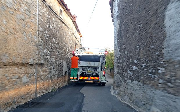 Ozke ulice kraških vasi terjajo obilo voznikove spretnosti.