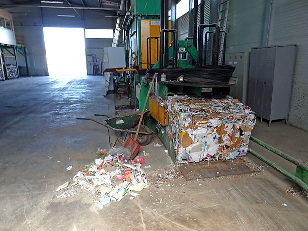 Velika preša s 50 tonami pritiska stiska odpadke v kockaste
bale. Paket tako stisnjenega papirja tehta kar 600 kilogramov.