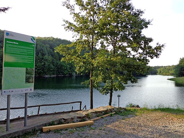 Jezero Mola privablja vse več turistov, a ribiči pravijo, da ne želijo množičnega turizma.