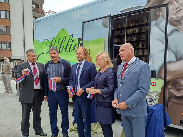 Novemu bibliobusu so včeraj zaželeli srečno pot direktor
postojnske knjižnice Uroš Mlinar, državna sekretarka na
ministrstvu za kulturo Damjana Pečnik ter podžupana občin
Postojna in Pivka Stanko Markovčič in Boris Rebec.