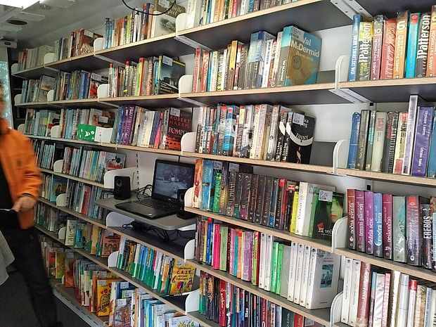 V novi potujči knjižnici je na voljo skoraj 500 knjig in drugih
gradiv.
