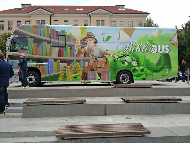 ... in pastirčkom Jakobom na drugi strani avtobusa.