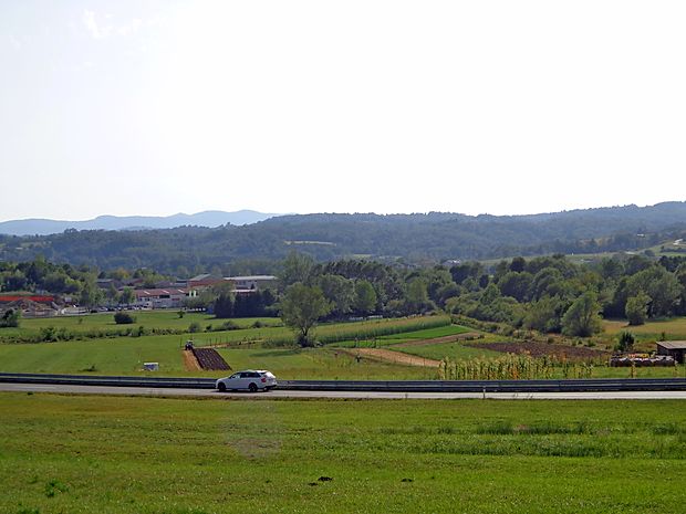 Od Šercerjeve ceste (kjer je avto) do Vilharjeve (hiše v ozadju) naj bi potekal še manjkajoči del
obvoznice, navezal pa bi se na krožišče pred Topolcem, kjer se zdaj začne obvoznica.