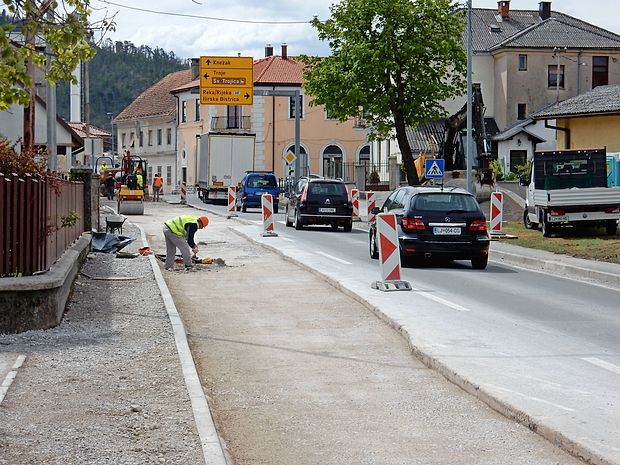 Delovni stroji se z glavne ceste skozi Pivko premikajo proti Snežniški cesti. Ta bo proti Knežaku
zaprta do sredine junija, prav tako bo zaprta cesta proti Trnju. Obvozi bodo urejeni.
