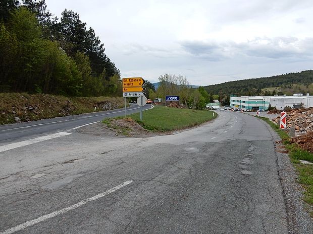Obnova ceste na Kalu naj bi se letos končala s temeljito prenovo križišča (pri Pivki Perutninarstvu) - namesto na ipsilon bo pravokotno, dobilo pa bo tudi zavijalni pas.