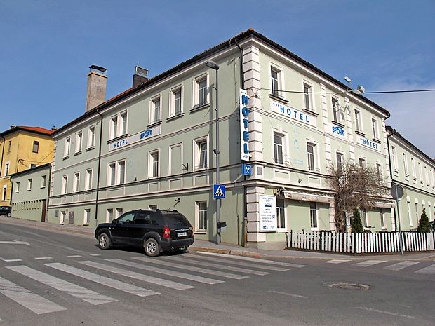 Hotel, ki je, na primer, nedavno gostil spet obujeni pustni ples
v Postojni, je že dvakrat skoraj prešel v druge roke.