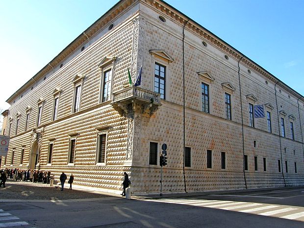 Palača dei Diamanti izstopa z nenavadno fasado.