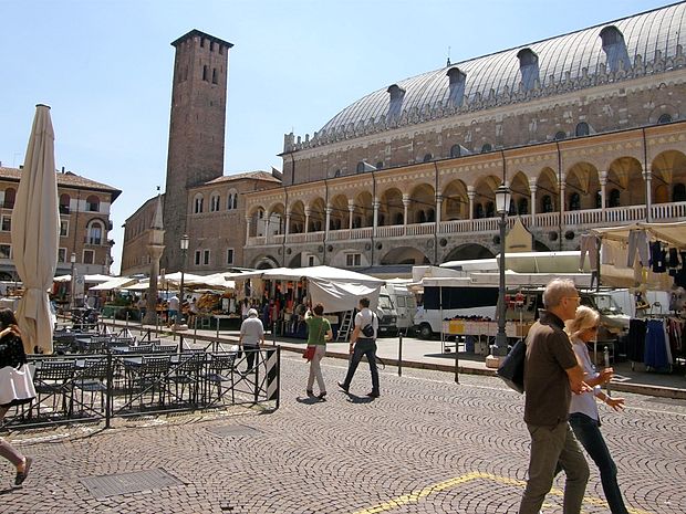 Palazzo della Ragione, ki je obdana z velikimi trgi polnimi stojnic.