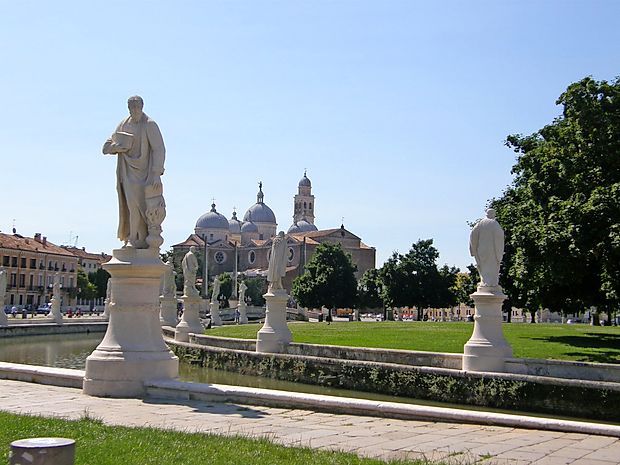 Bazilika sv. Justine ob robu velike trga Prato della Valle