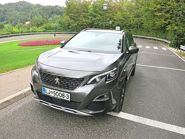Peugeot 5008 je po novem družinski križanec.
