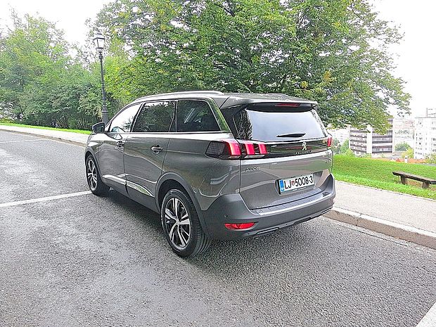 Velik prtljažnik ponuja nešteto možnosti za prevoz različnih pripomočkov.