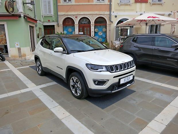 Compass je namenjen predvsem udobni in razgledni vožnji, manj pa preganjanju po brezpotjih.