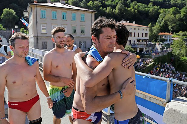 Že 26. ponovitve Skokov z mosta se je udeležila lanski skoraj
enaka zasedba.