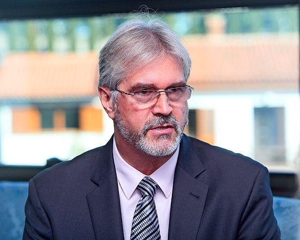 Prof. dr. Igor Gregorič: “Kazni bi morale biti
izjemno visoke za zdravnike, za katere se izkaže,
da so neetični, nemoralni, da delajo škodo - da
povzročajo namerno škodo bolnikom, ob tem celo
ne prekinejo dela, četudi vidijo, da so izidi po
njihovih posegih in načinih zdravljenja slabi.”