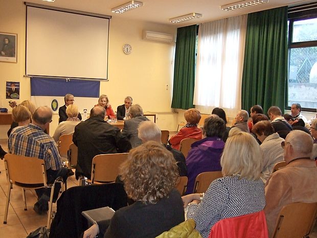 Začudeni in osupli, da je zdravstvena ministrica Milojka Kolar
Celarc v sklopu javne razprave o predlogu zakona o zdravstvenem varstvu in zdravstvenem zavarovanju javno razpravo v Kopru speljala le pod okriljem koprskega odbora
SMC, za kar večina prebivalcev ni vedela, so v koprskem
Desusu minuli petek s Tomažem Gantarjem, Urošem Pikljem
in Milico Maslo Brezer o tem razpravljali na okrogli mizi in
osvetlili med drugim še vprašanja dolgotrajne oskrbe.