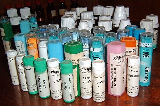 V mnogih slovenskih lekarnah so od leta 2011 na voljo tudi
homeopatska zdravila in bolnikom odtlej ni več treba ponje
čez mejo.