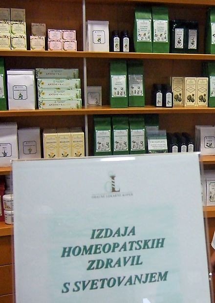 Lekarne, ki prodajajo homeopatska zdravila, nudijo tudi svetovanje o njihovi uporabi in, kar je
še posebej pomembno, za vsakega bolnika določijo primeren odmerek takšnega zdravila.