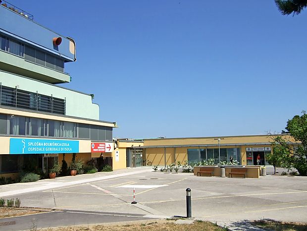 Z južne strani je urgentni center v pritličju, s severne pa je
zaradi terasastega terena pretežni del na stebrih in tam bi
lahko uredili nov dializni center.