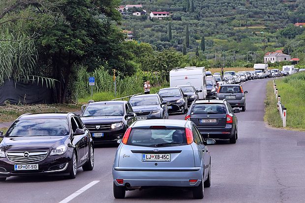 Tudi osebni avtomobili v dolgih kolonah obilno prispevajo k
nastajanju ozona.