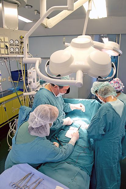 Združenje zdravstvenih zavodov je presenečeno nad odločitvijo ministrstva, da v program dodatnih operacij vključi
koncesionarja MD Medicino.