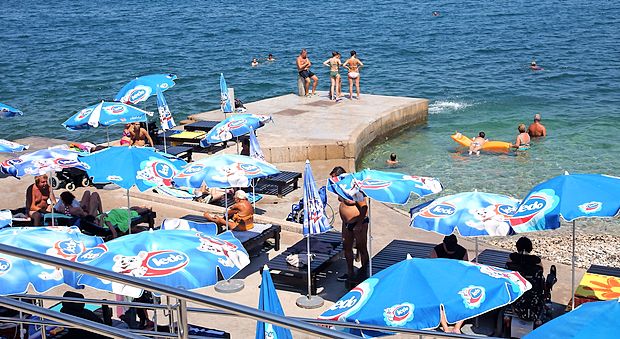 Kopalci na plažah v najhujši pripeki so v nevarnosti tako
zaradi sonca kot tudi zaradi ozona.
