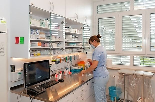 Prenovljeni oddelek intenzivne terapije infekcijske klinike ima
poleg sobe za zdravila (na fotografiji) tudi del, ki ga lahko takoj
spremenijo v karanteno.