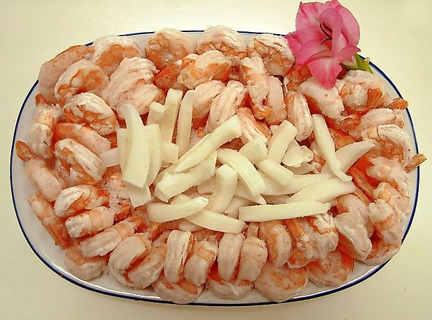 Predniki nosilcev krvne skupine AB naj bi bili vsejedci in jim
ustreza mešana hrana, zato po ugotovitvah D