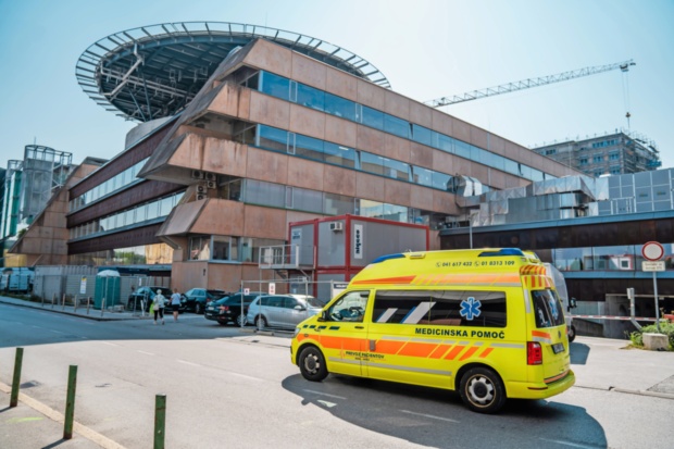 Srebrna nit poziva k ureditvi neznosnih razmer na UKC Ljubljana: Smrt na hodniku postaja nova normalnost