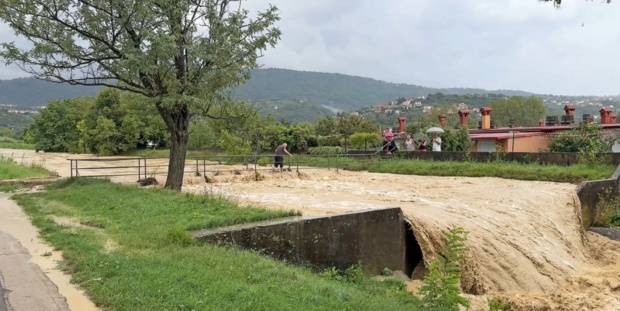 Poplave v slovenski Istri zaradi močnih nalivov, Rižana in Badaševica naraščata