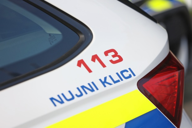 Po grožnjah javnim zavodom policija poostrila nadzor in identificirala mladoletnika