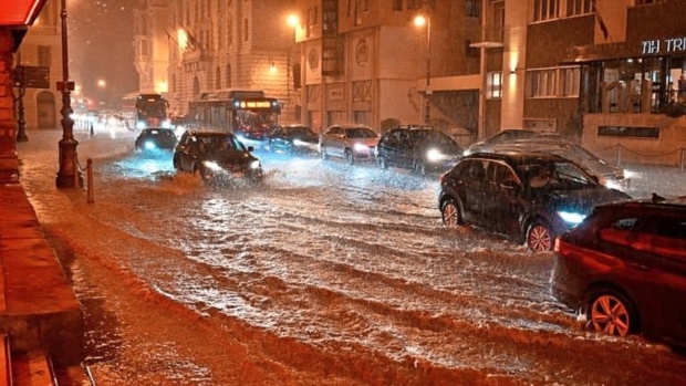 V Trstu po močnem nalivu voda poplavljala trgovine, ceste in pločnike (VIDEO)