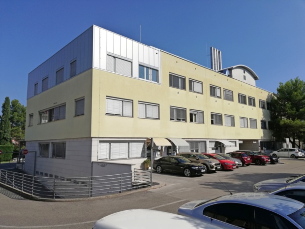 V izolskem zdravstvenem domu bolnik grozil zaposlenim