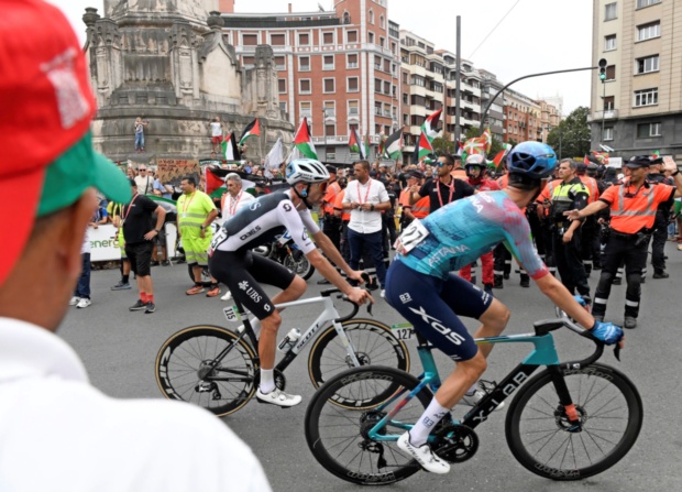 Direktor Vuelte po protestih zadržan glede nadaljevanja izraelske ekipe