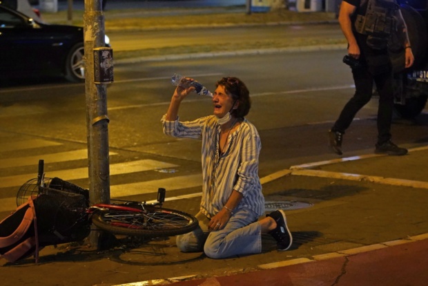 Nov val protestov: v Novem Sadu spopadi med policijo in protestniki