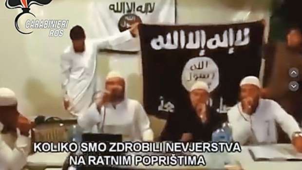 Pojem »volk samotar« izvira iz ameriške skrajne desnice in označuje samostojne teroriste